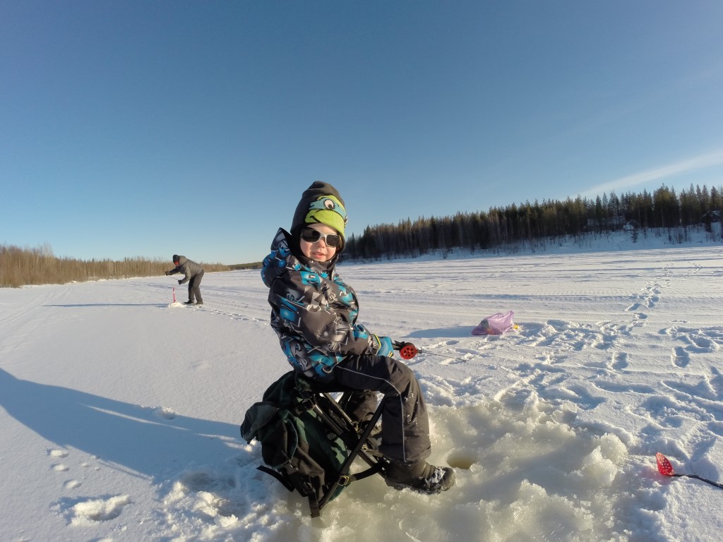 Alpland Lapland icefishing winter